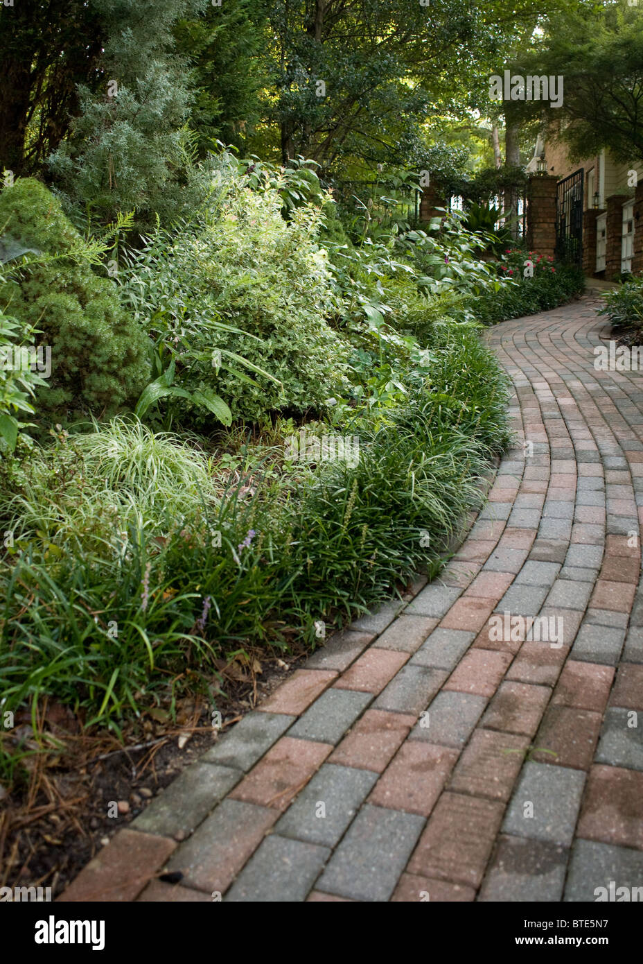 Brick garden path edge hi-res stock photography and images - Alamy