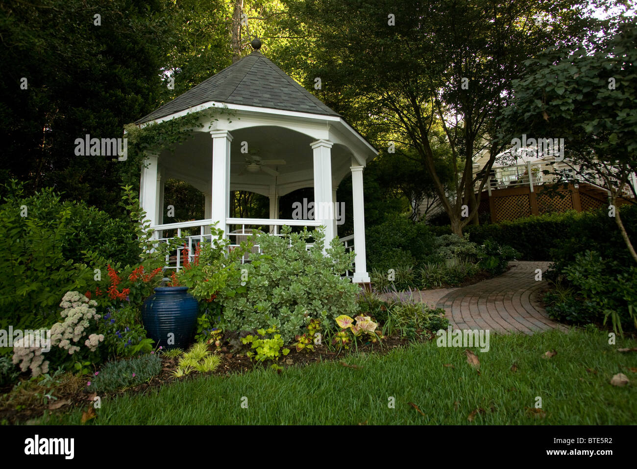 Gazebo and garden hi-res stock photography and images - Alamy