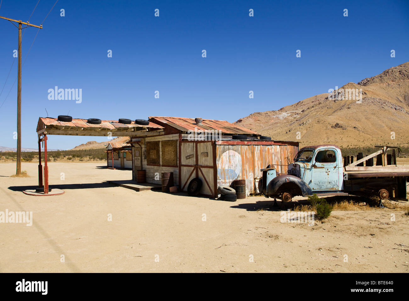 Abandoned store and truck - California, USA Stock Photo