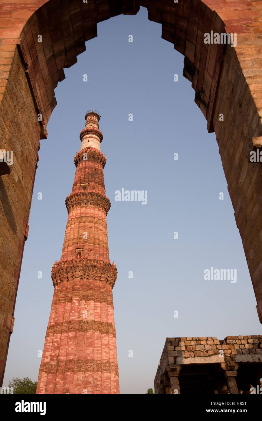 Qutab Minar, Delhi, India seen through arch Stock Photo