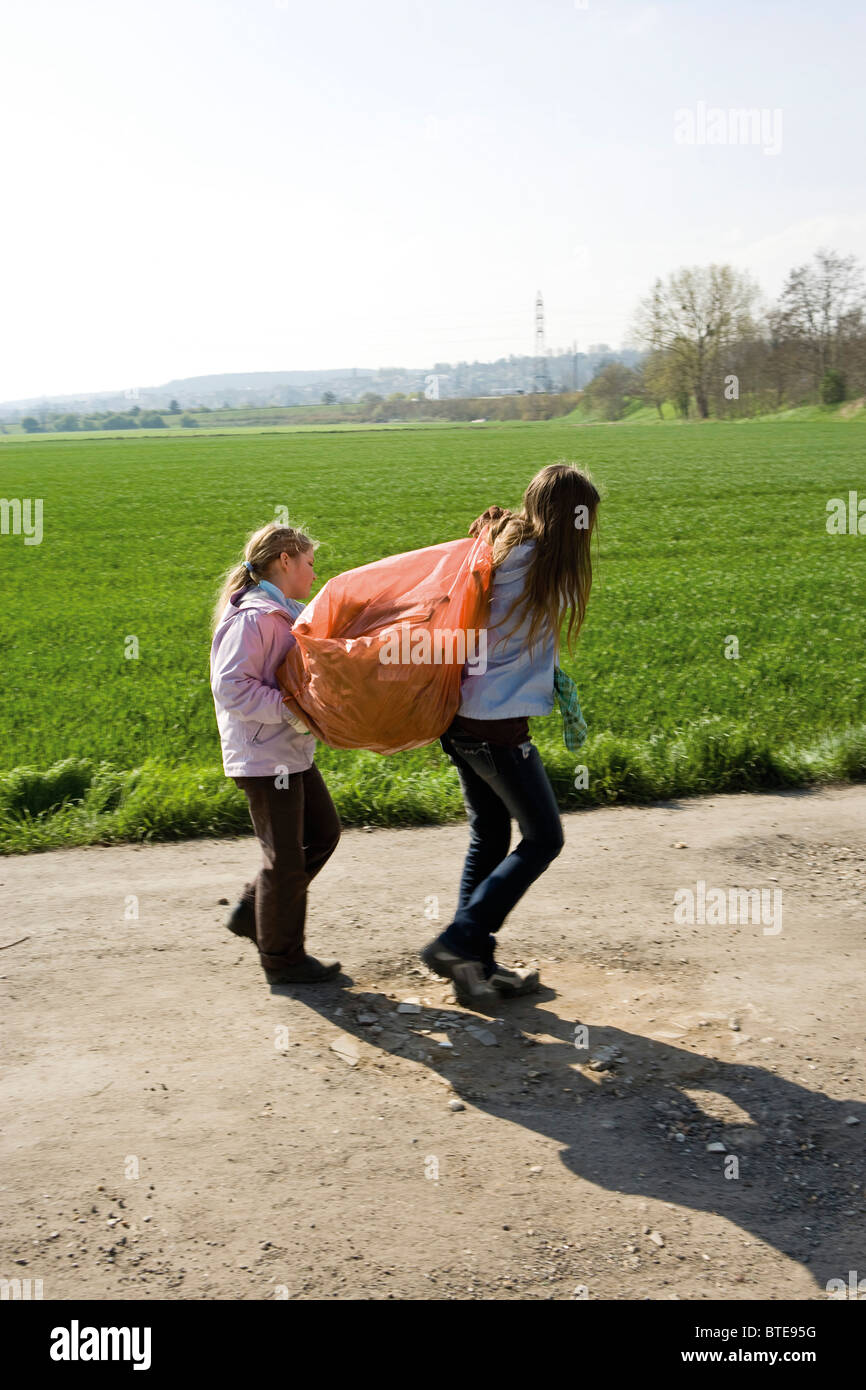 Kids carrying heavy bags hires stock photography and images Alamy