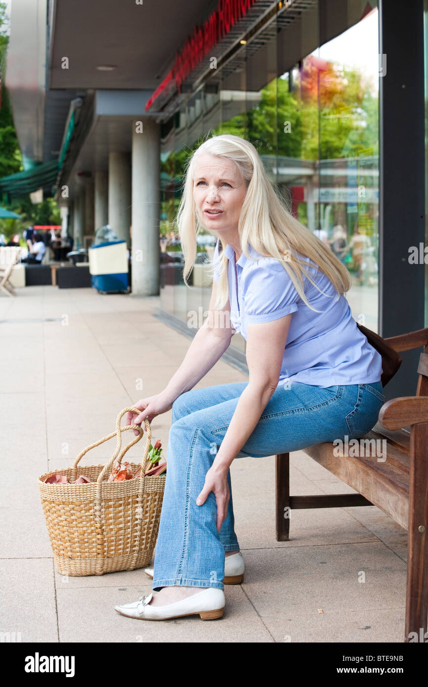 Calves cramp hires stock photography and images Alamy