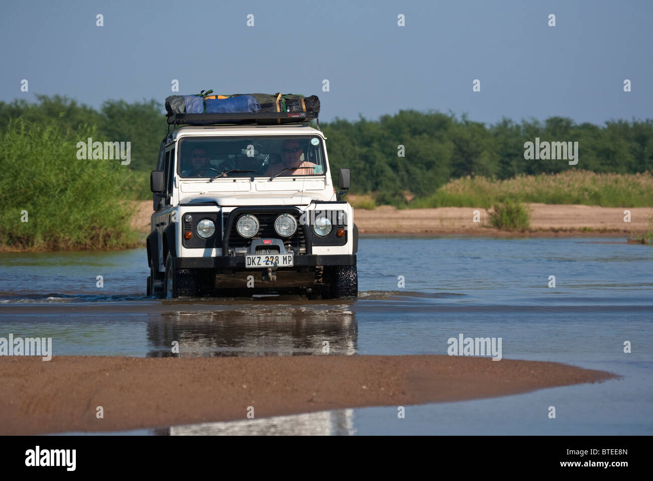 Landrover crossing the Limpopo river at Pafuri Stock Photo