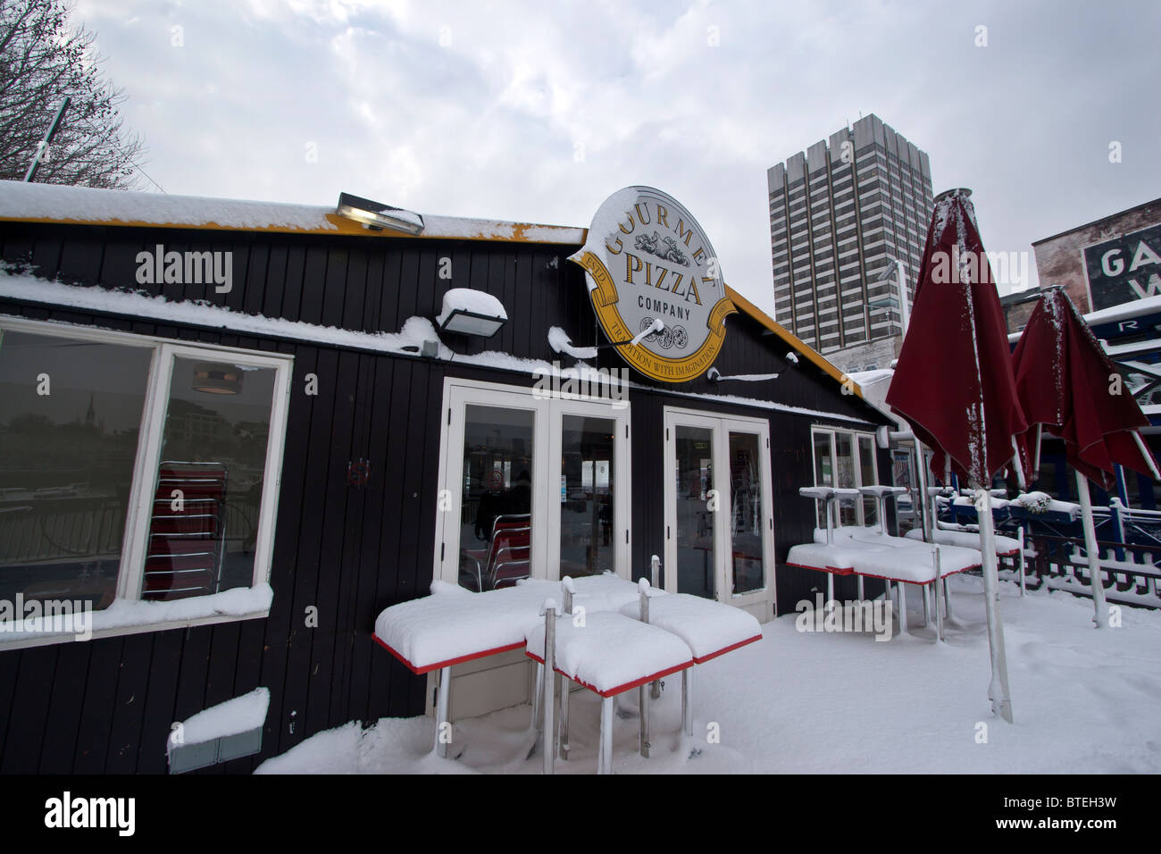 Gourmet Pizza Restaurant with the ITV building in the background, London Gabriels Wharf in the Snow Stock Photo