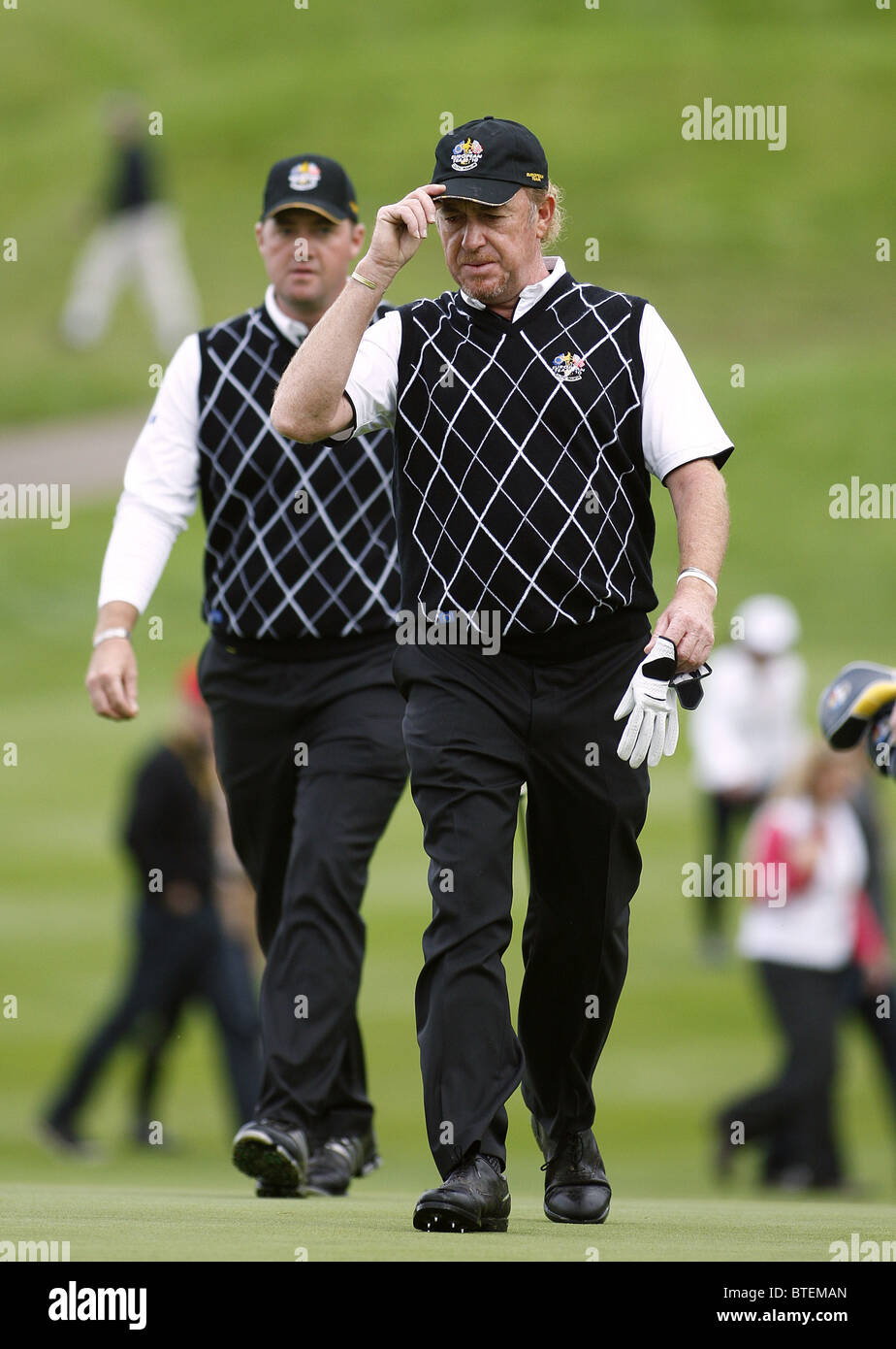 MIGUEL ANGEL JIMENEZ & PETER H 2010 RYDER CUP CELTIC MANOR R CELTIC MANOR RESORT CITY OF NEWPORT WALES 02 October 2010 Stock Photo