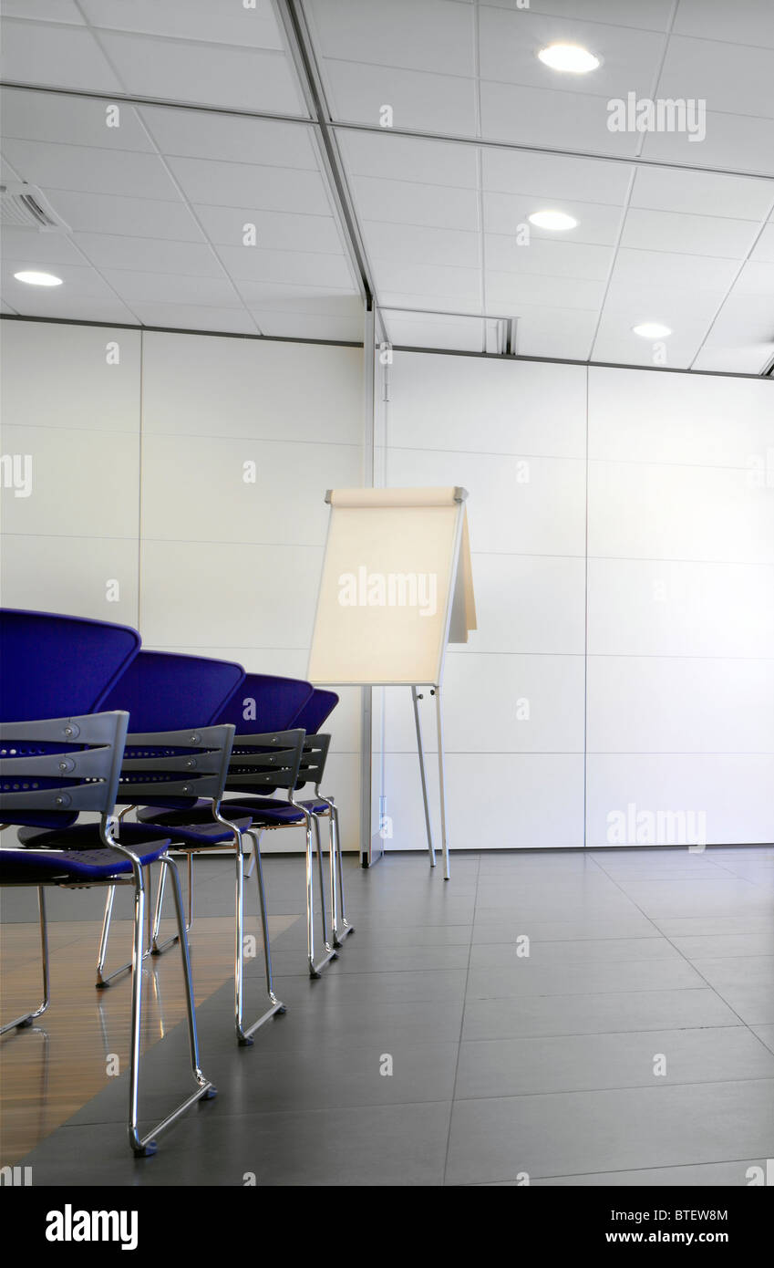 Meeting room with screen hi-res stock photography and images - Alamy