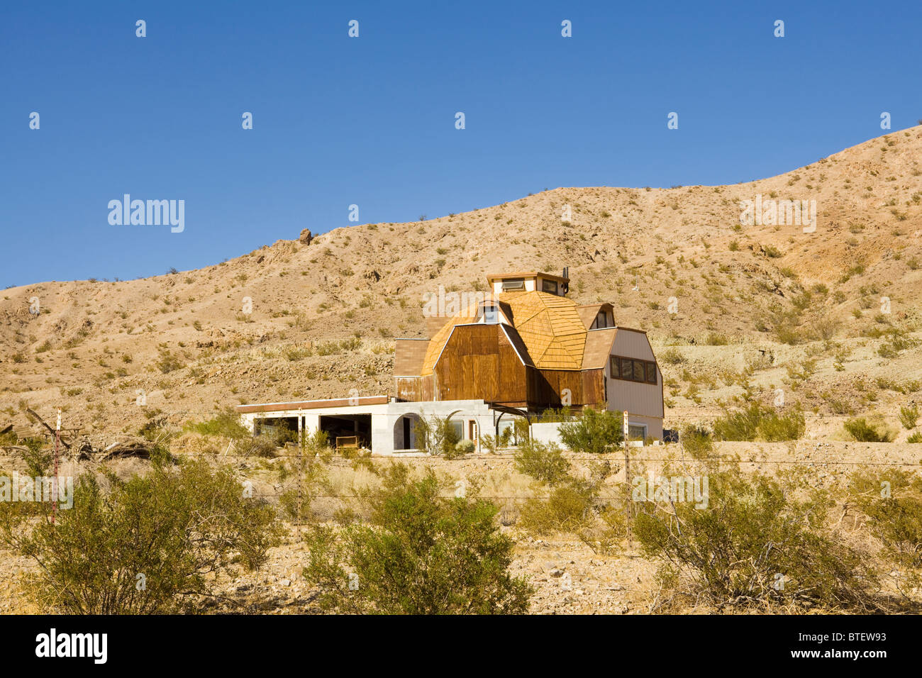 North American desert home with geodesic design - Mojave Desert, USA Stock Photo
