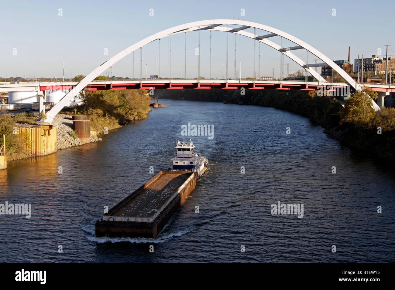 Barge on the Cumberland River passing through downtown Nashville Stock