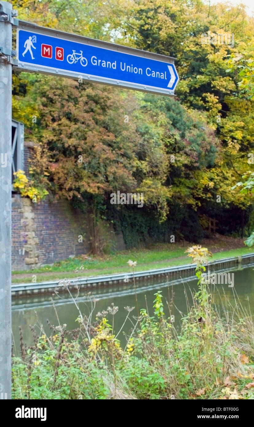 Cycle Path Sign next to Grand Union Canal, Milton Keynes, England, UK Stock Photo