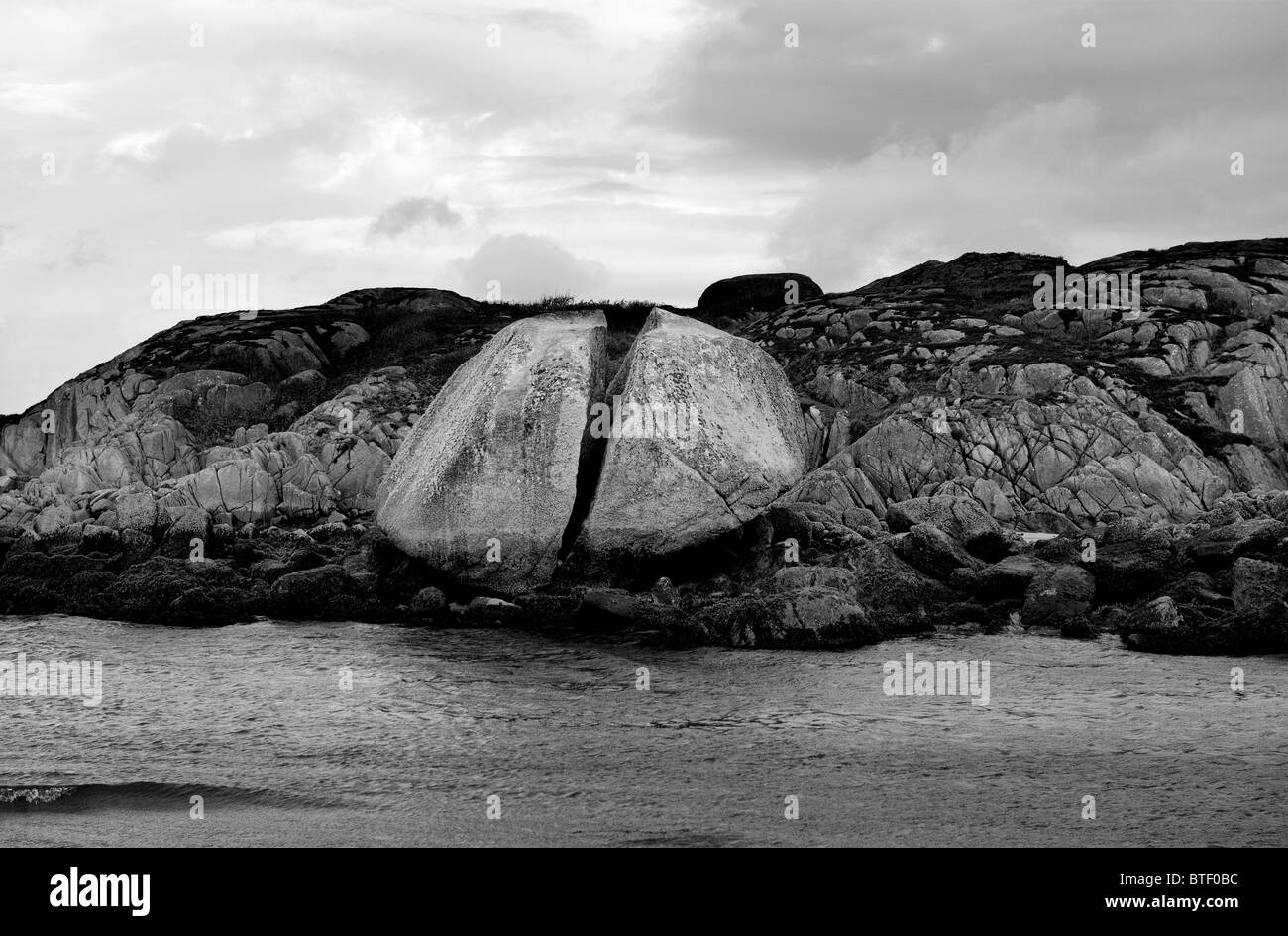 Isle of Mull Scotland.The Split Rock on the beach at Fionnphort on Mull said to have been smashed by the giant Fingal on his wa Stock Photo