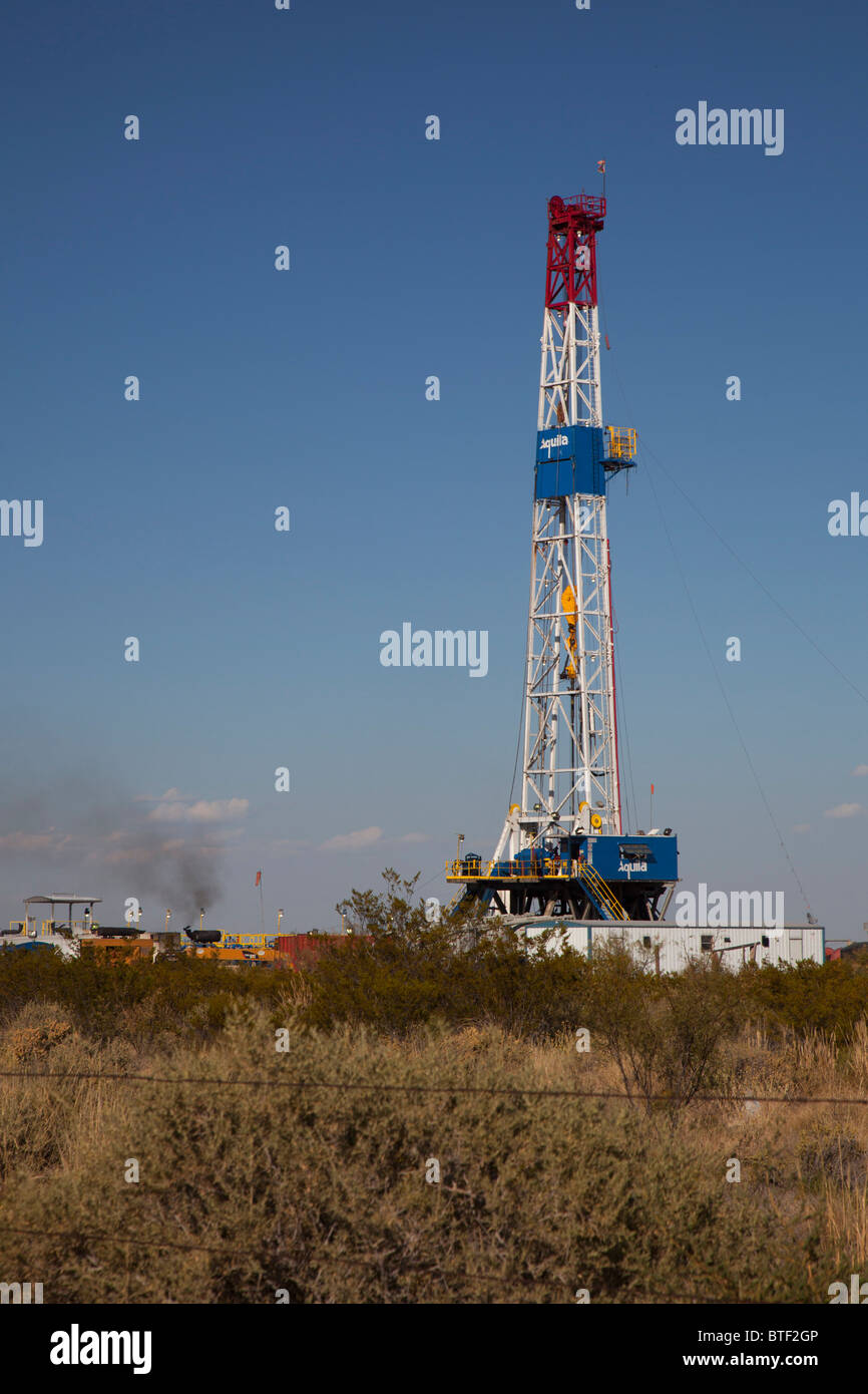 Pecos, Texas An oil drilling rig in west Texas Stock Photo Alamy