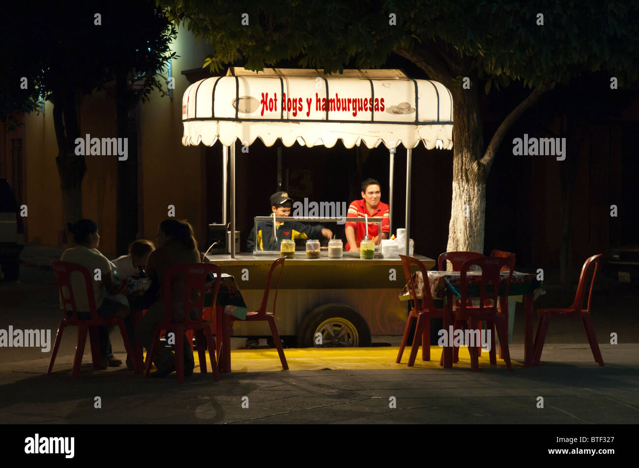 Hot Dogs y hamburguesas (hamburgers) food cart on the plaza in El Fuerte, Sinaloa, Mexico. Stock Photo