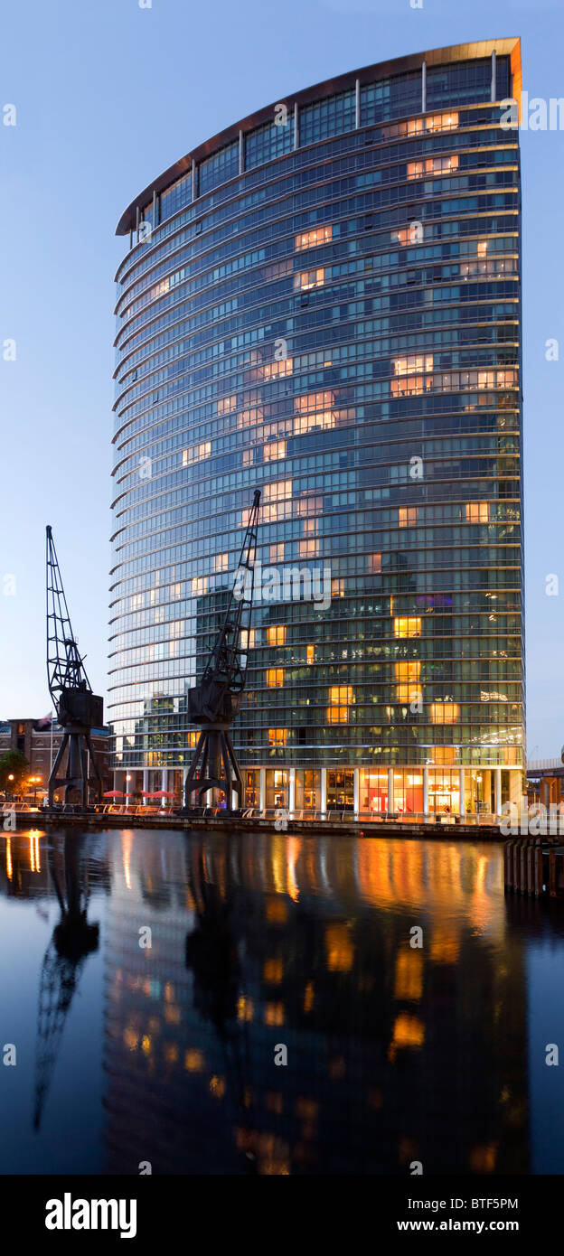 The marriott hotel at west india quay hi-res stock photography and ...