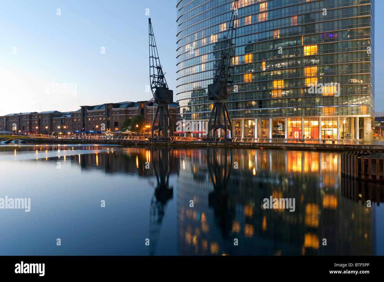 London marriott hotel west india quay hi-res stock photography and ...