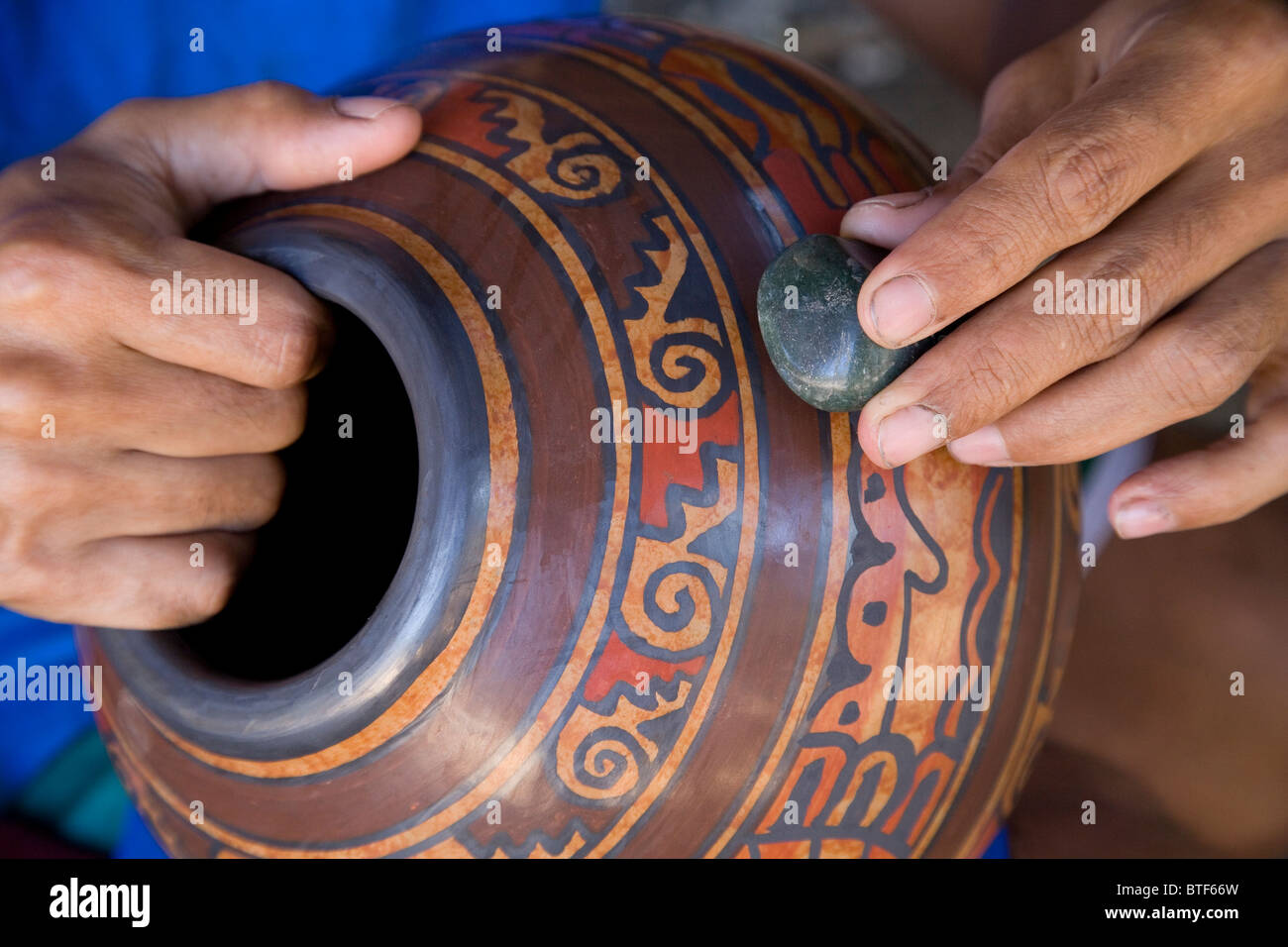 Pottery artesan polishing ceramic pot with jade stone, Guatíl, Guanacaste, Costa Rica Stock Photo