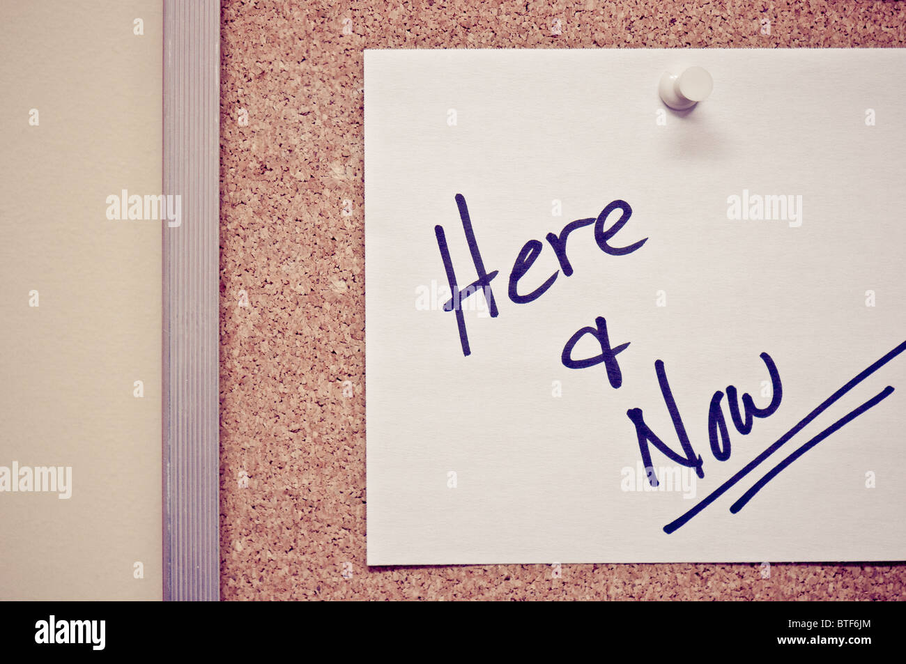 Note on bulletin board Stock Photo Alamy