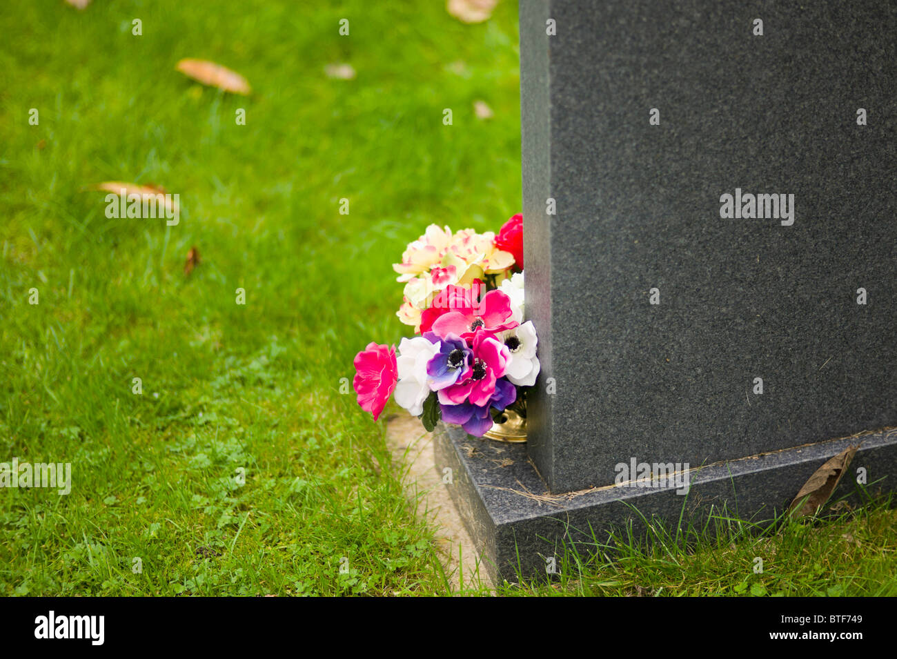 flowers on grave Stock Photo Alamy