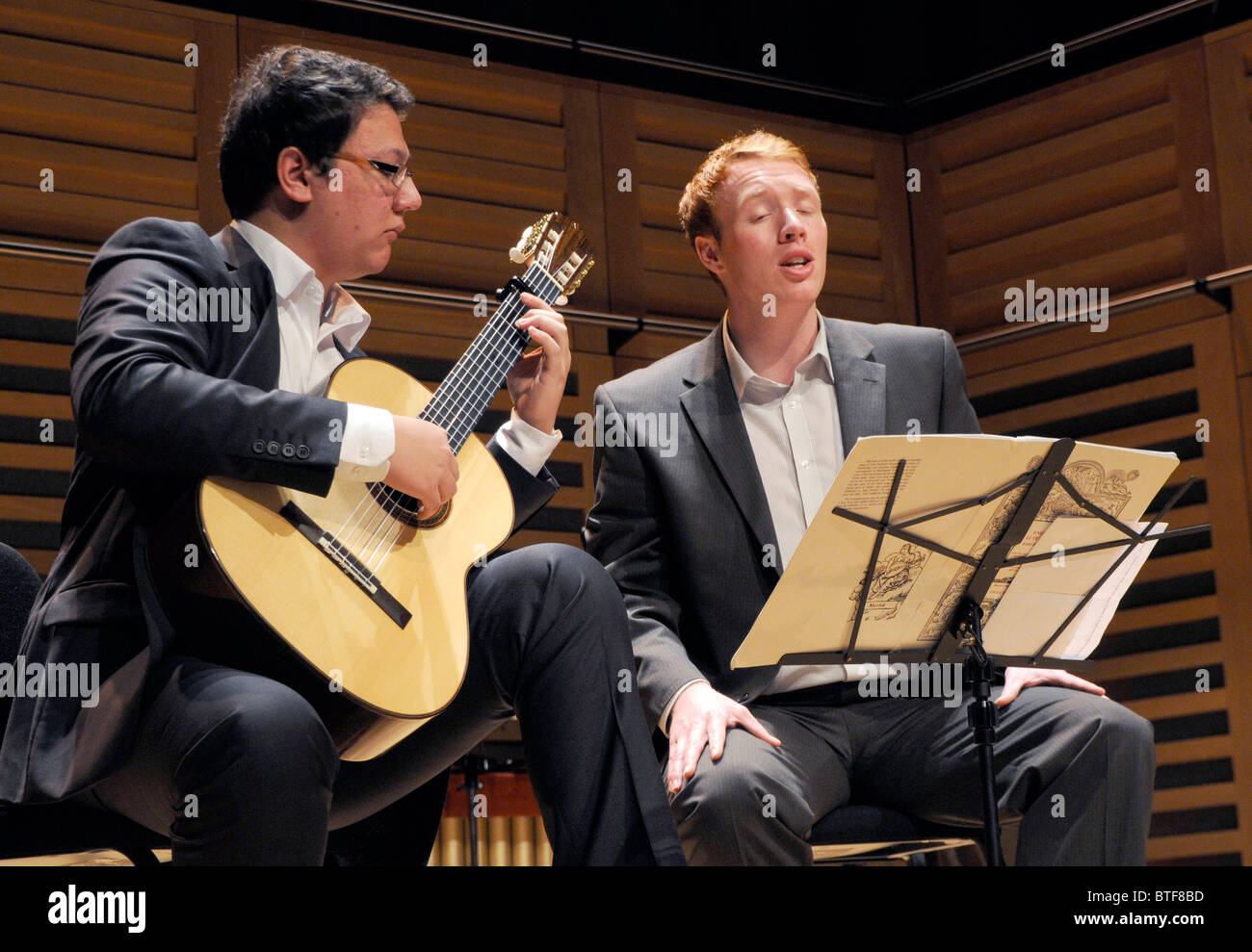 Performers from the Guildhall School of Music in London singing 18th Century music in London Stock Photo