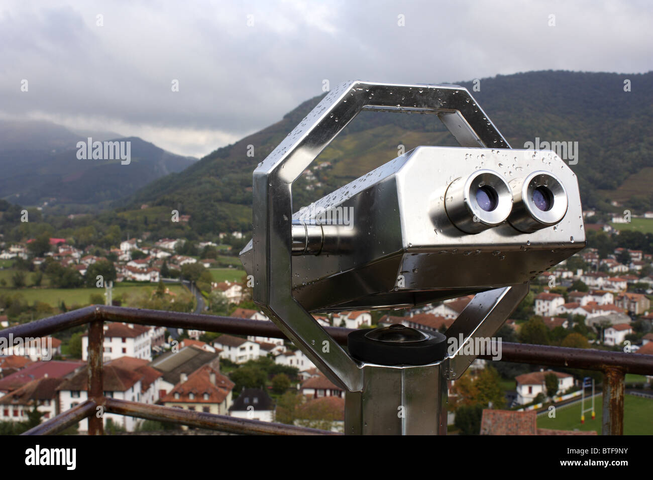 Mounted telescope hi-res stock photography and images - Page 4 - Alamy