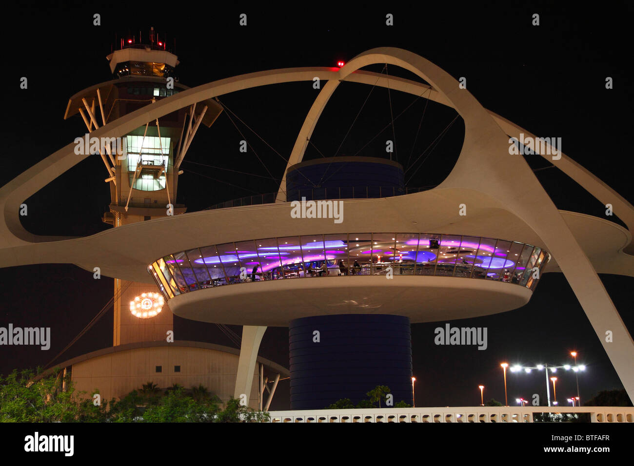 Night time shot of Los Angeles airport (LAX) control tower and central  structure hosting restaurant and bar for travelers Stock Photo - Alamy