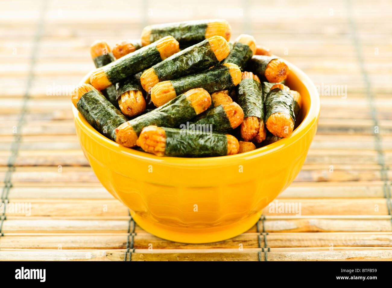 Bowl of Japanese rice and seaweed crackers Nori Maki Stock Photo Alamy