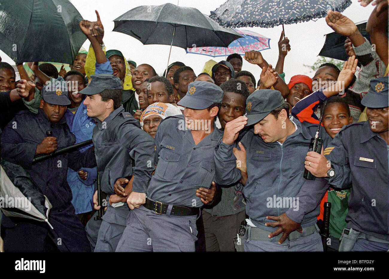 CROWD CONTROL SECURITY FOR VIP VISIT TO UMLAZI, DURBAN, SOUTH AFRICA. Stock Photo