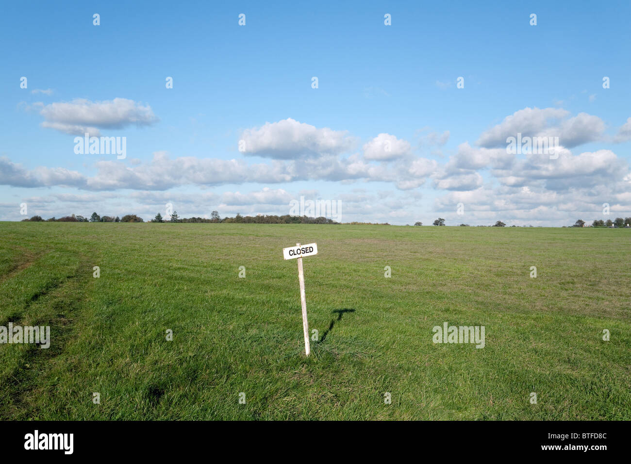 A rather incongruous 'Closed' sign in the middle of a field, Newmarket, Suffolk, UK Stock Photo