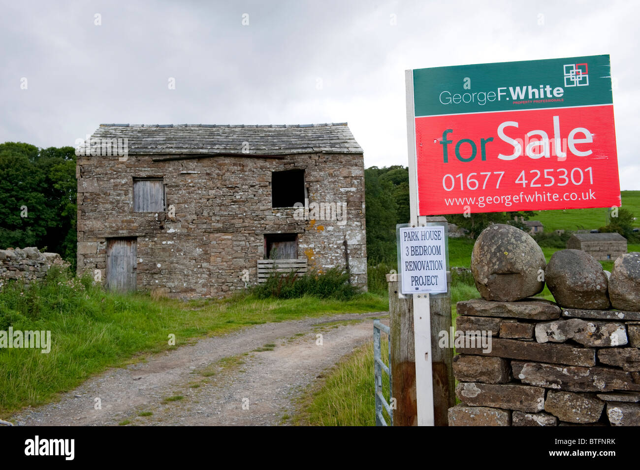 Rural farm barn with planning permission with For Sale sign outside. North Yorkshire Stock Photo