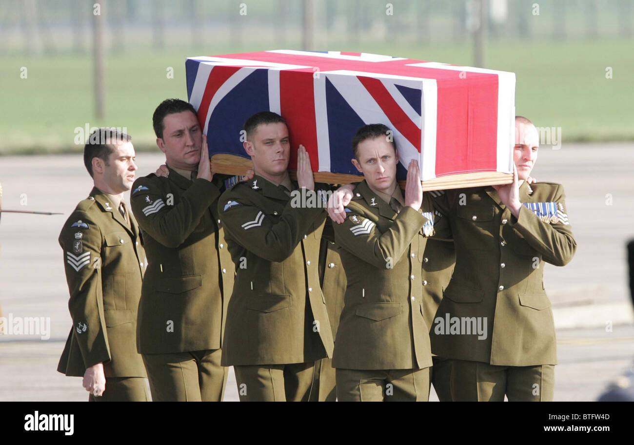 Royal Corps of Signals with coffin of Lance Corporal Steven Jones killed in Iraq repatriated at RAF Lyneham in Wiltshire Stock Photo