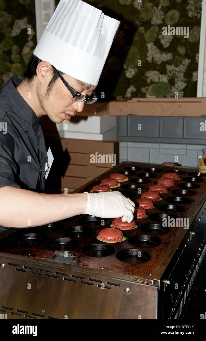 A chef preparing Tokyo Macaron Yaki, Salon du chocolate, Paris, 2010 Stock Photo