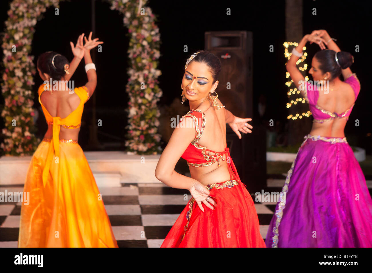 dinner dance dresses in sri lanka Traditional dancers in costumes performing in Sri Lanka Stock Photo