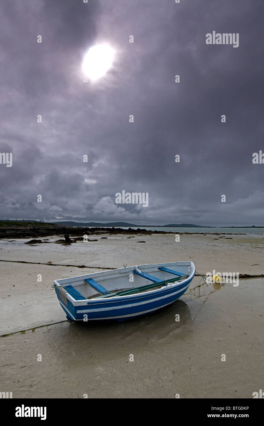 Blue Boat and wide empty sands of the Traigh Bhalaigh Beach at Malaclete, Sollas, North Uist, Hebrides. SCO 6959 Stock Photo