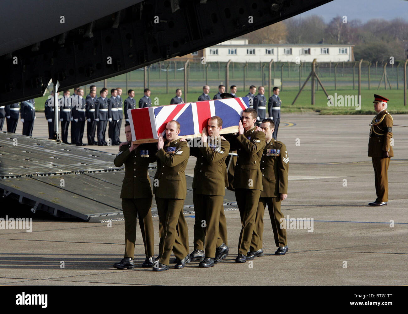 Personnel from Royal Corps of Signals with coffin of Lance Corporal Steven Jones, killed in Iraq and repatriated at RAF Lyneham Stock Photo