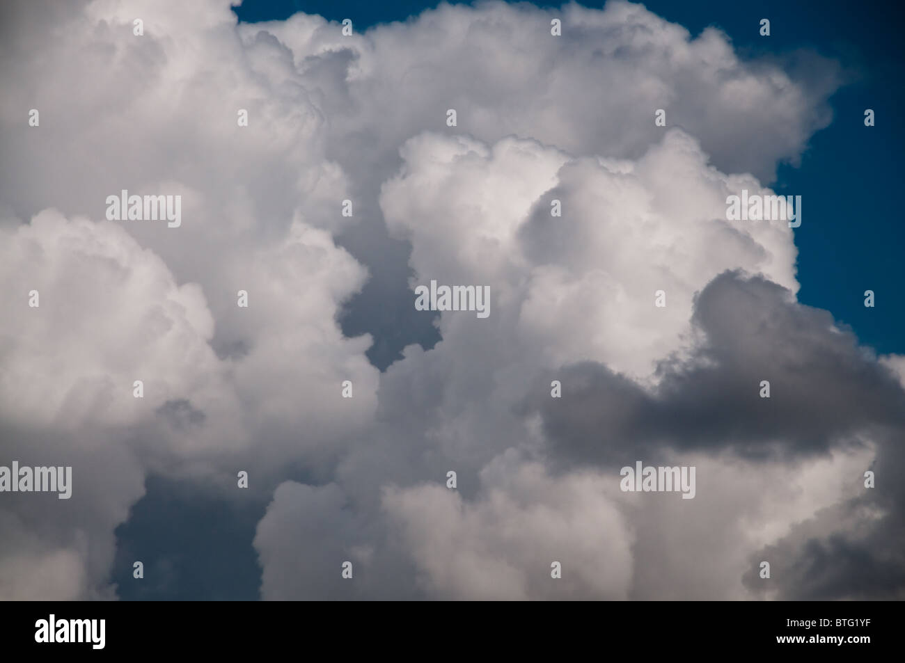 White grey gray clouds hi-res stock photography and images - Alamy