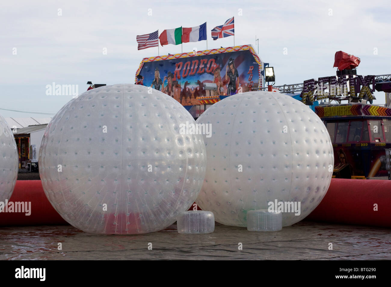 Giant inflatable ball Banque de photographies et d'images à haute  résolution - Alamy