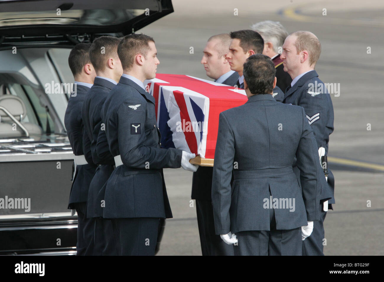 Service personnel carry the coffin of Squadron Leader Patrick Marshall killed in Iraq, repatriated at RAF Lyneham, Wiltshire Stock Photo