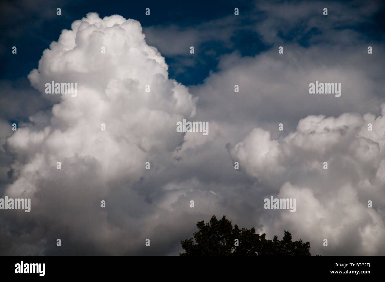 White grey gray clouds hi-res stock photography and images - Alamy