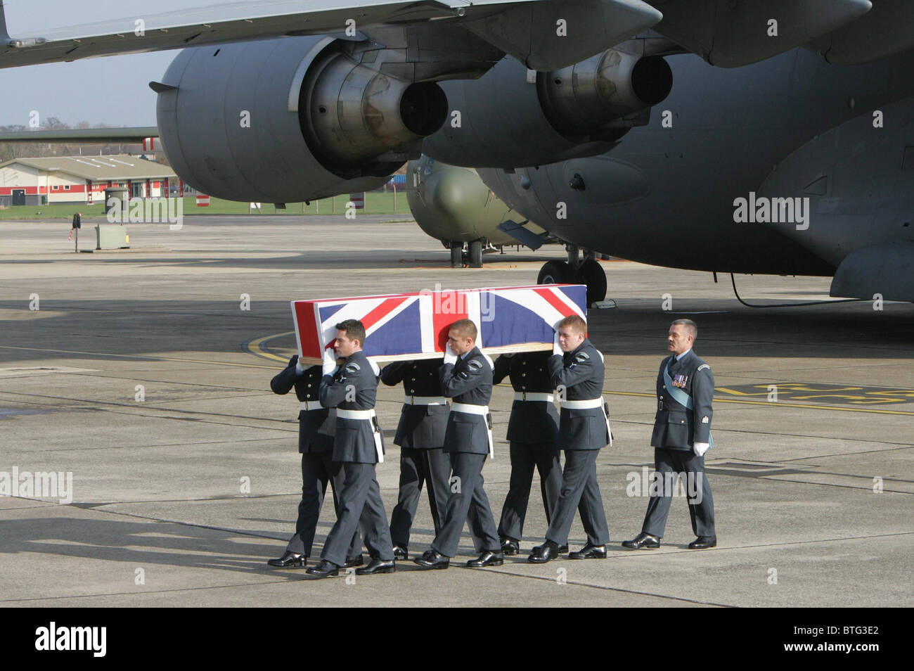 Royal Air Force Regiment personnel withcoffin of Flight Lieutenant Paul Pardoel, killed in Iraq and repatriated at RAF Lyneham Stock Photo