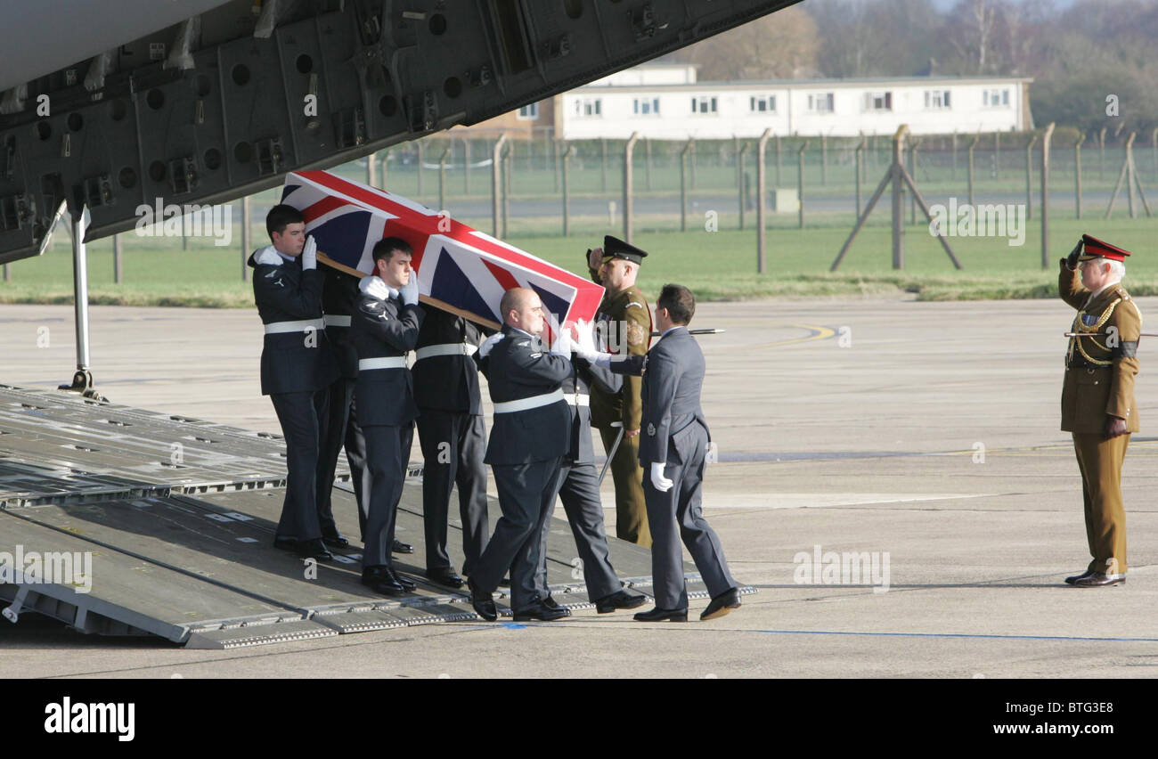 Service personnel carry the coffin of Master Engineer Gary Nicholson, killed in Iraq, repatriated at RAF Lyneham in Wiltshire Stock Photo