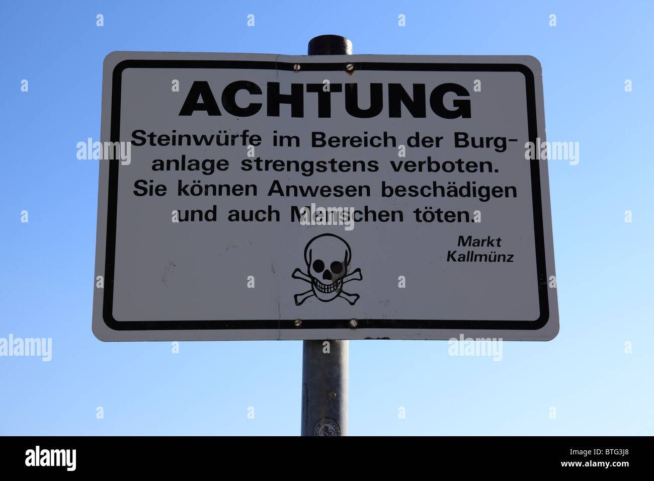 'do not throw rocks' sign at the castle in the village Kallmuenz Upper Palatinate Bavaria Germany. Photo by Willy Matheisl Stock Photo