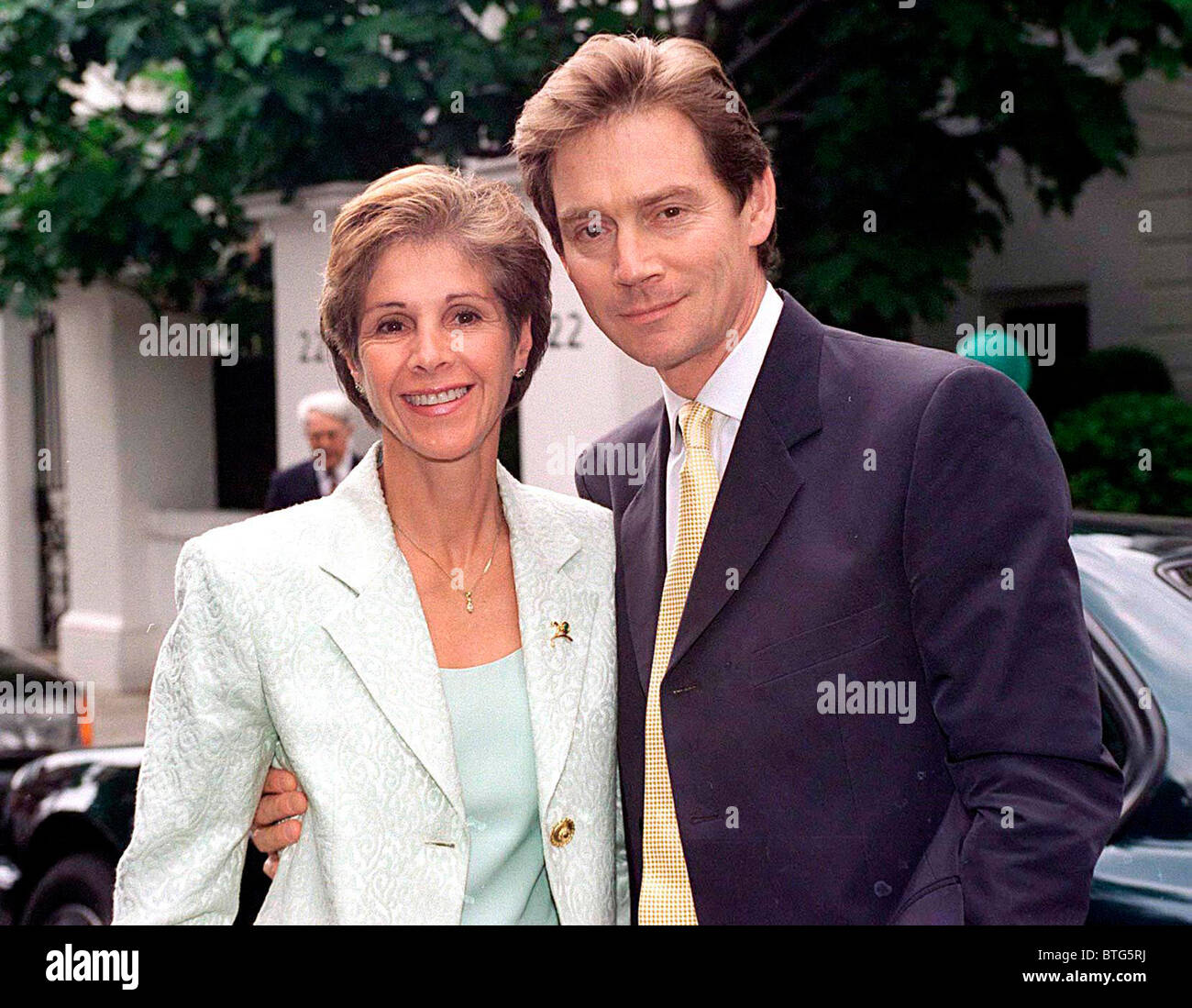 ACTOR ANTHONY ANDREWS AND WIFE GEORGINA ATTENDING DAVID FROST'S SUMMER PARTY IN CARLYLE SQUARE, Chelsea Stock Photo