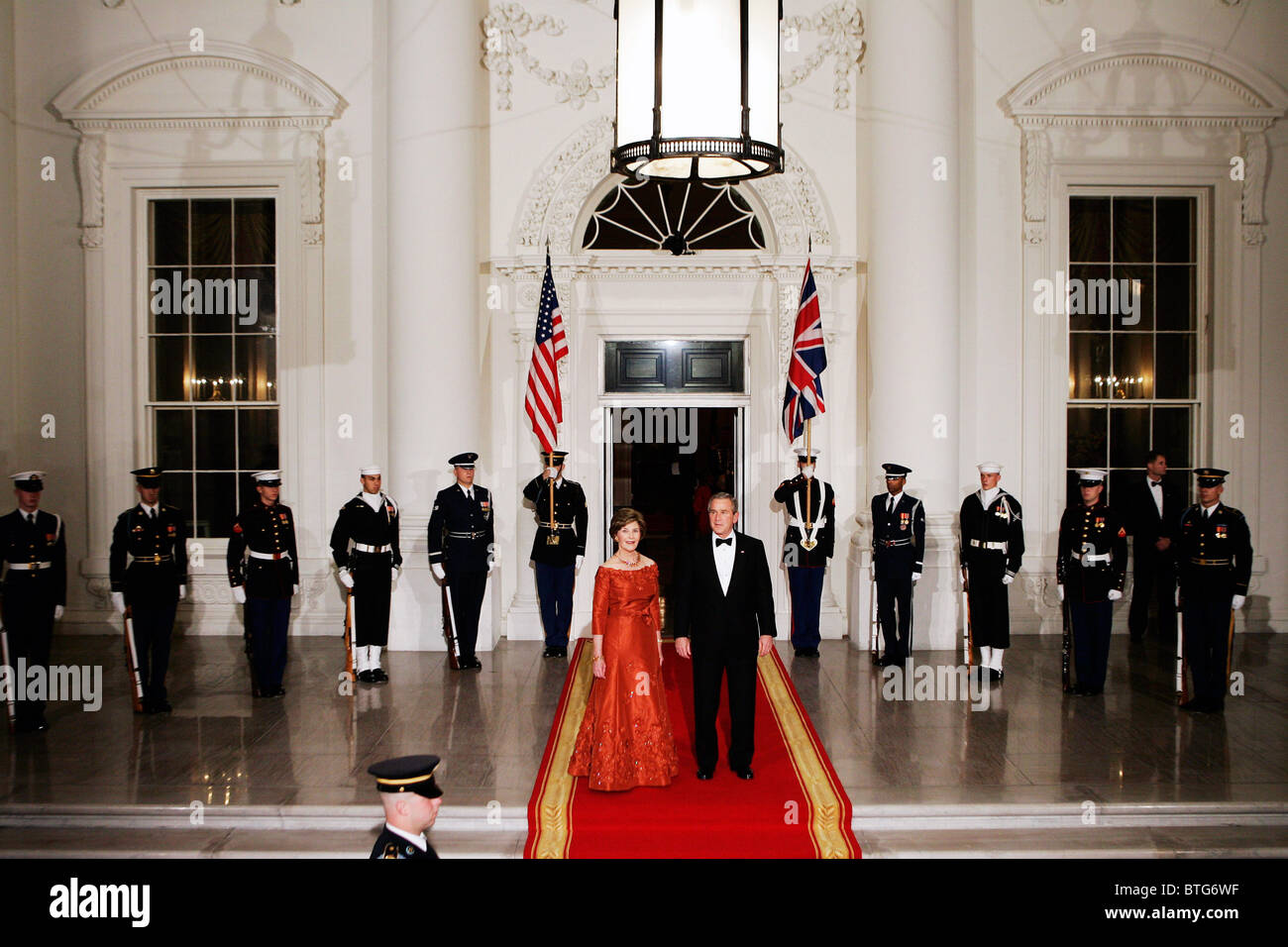 President George W Bush and  Laura Bush (wearing dress by designer Oscar de la Renta) at the White House, Washington DC, USA Stock Photo