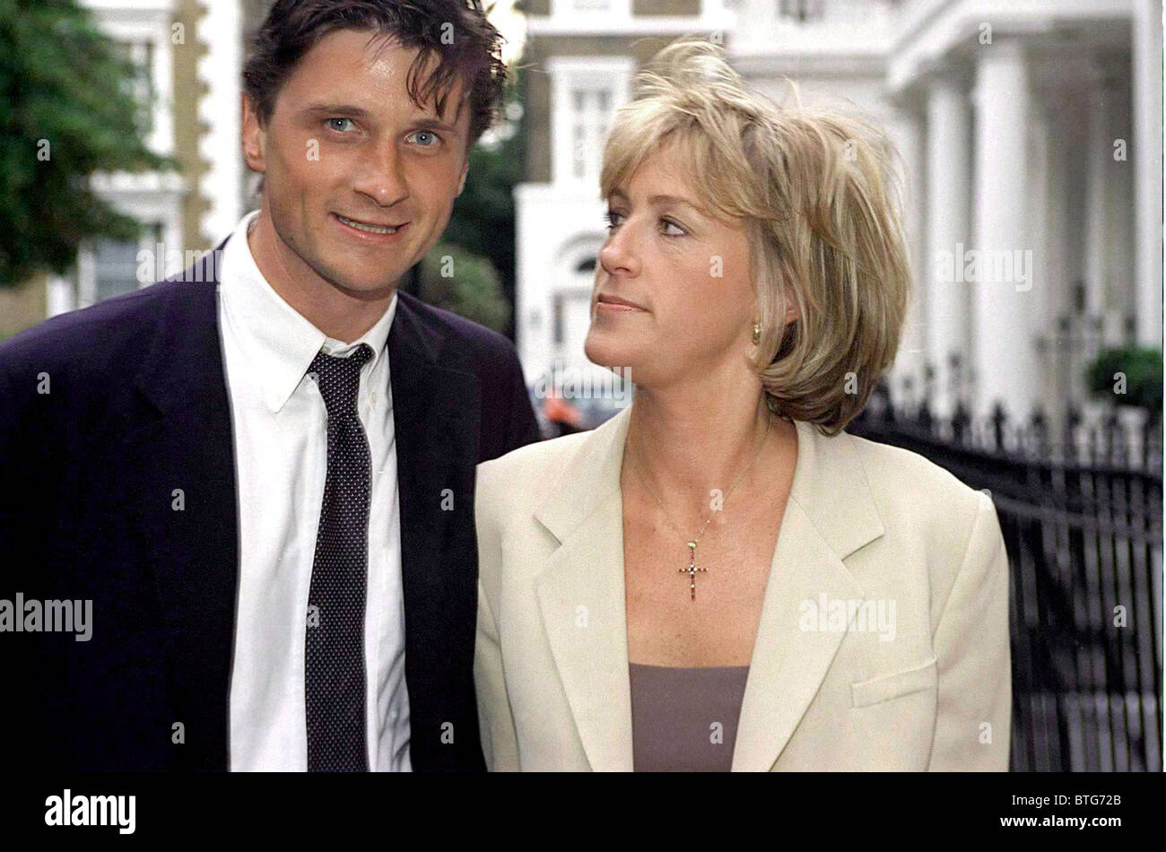 LADY COSIMA SOMERSET AND HER HUSBAND JOHNNY AT DAVID FROST'S SUMMER PARTY IN CARLYLE SQUARE, LONDON. Stock Photo