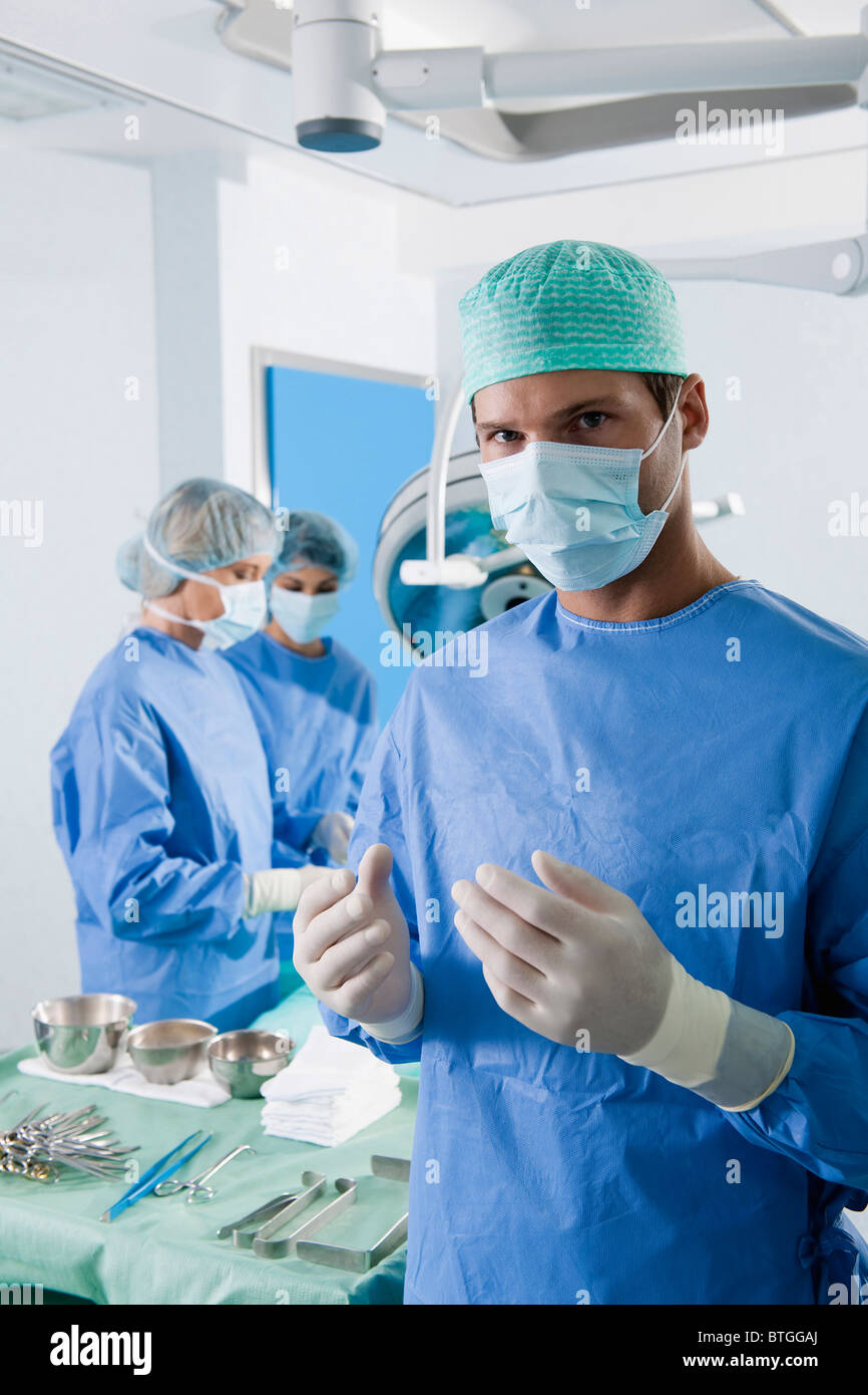 Medical personnel in operating room Stock Photo Alamy