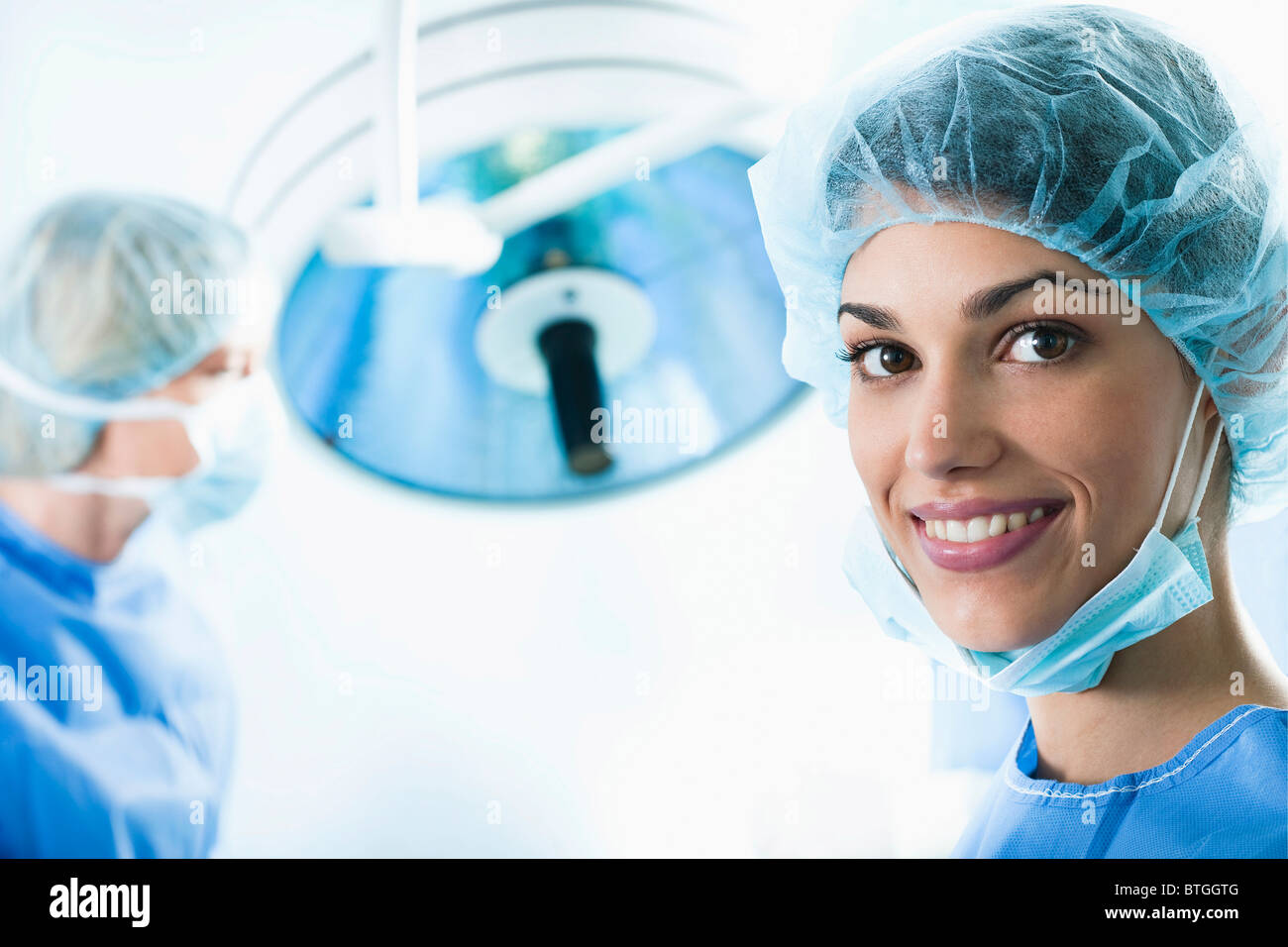 Medical doctors operating hi res stock photography and images Alamy Medical doctors operating hi res stock photography and images Alamy