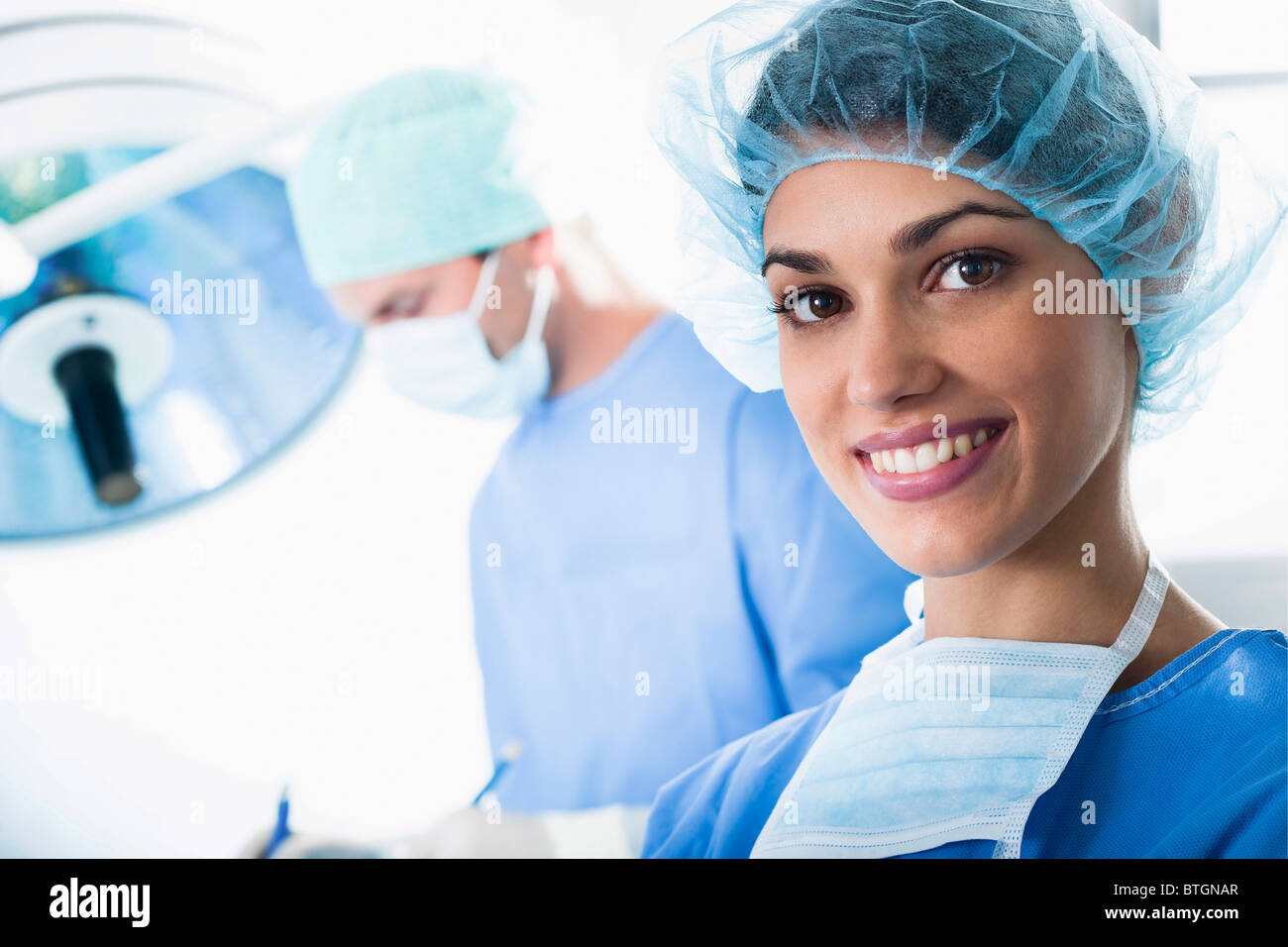 Medical doctors operating hires stock photography