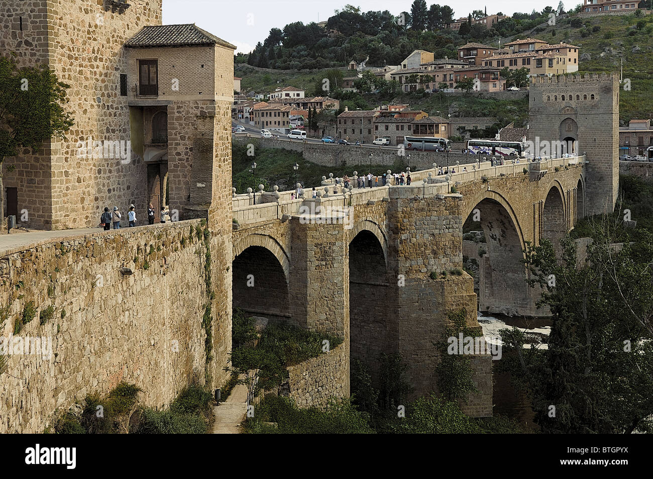 Puente medieval de piedra del siglo XIV, San Martín, rio Tajo, Toledo Castilla la Mancha, España, Europe, UE Stock Photo