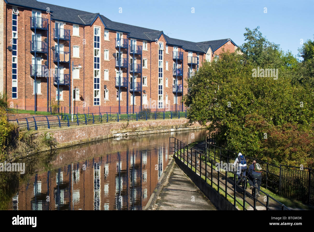 Modern apartments and towpath alongside Ashton canal, Ashton under Lyne, Tameside, Greater Manchester, UK Stock Photo