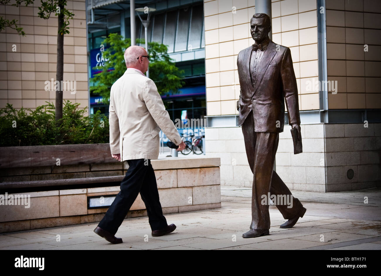 Man mimicking the statue of Cary Grant Stock Photo