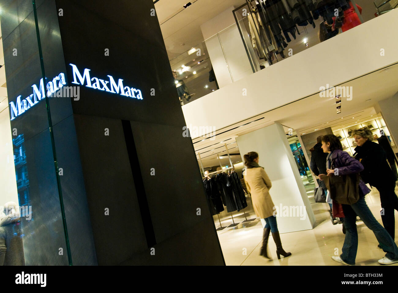 Max Mara shop in Vittorio Emanuele street, Shopping, Milan Stock Photo -  Alamy